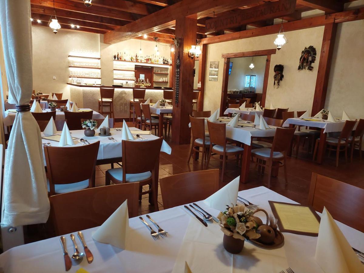 Penzion Country Steak Restaurant Lanskroun Exterior photo