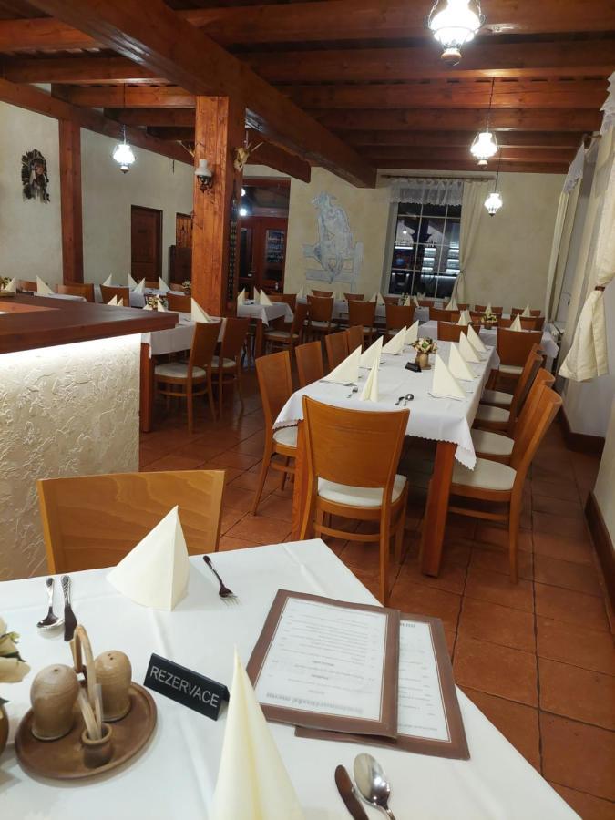Penzion Country Steak Restaurant Lanskroun Exterior photo