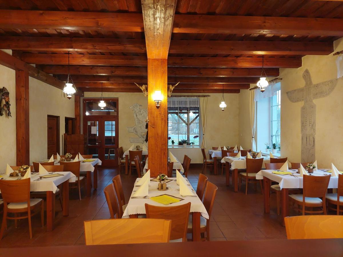 Penzion Country Steak Restaurant Lanskroun Exterior photo