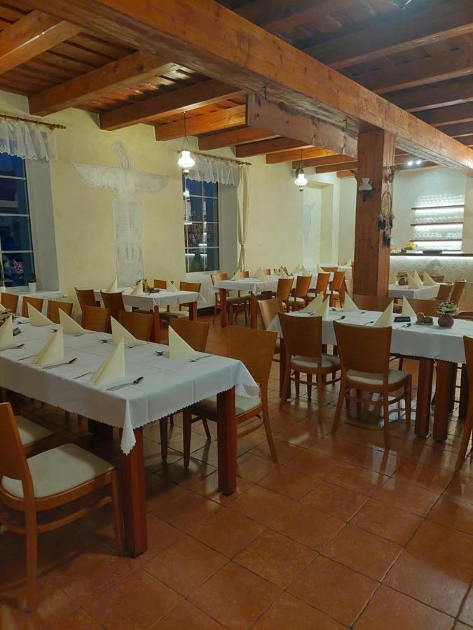 Penzion Country Steak Restaurant Lanskroun Exterior photo